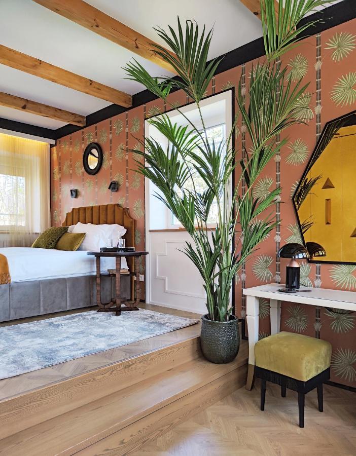 Suite With Private Bathroom At Three Bedroom Interwar Villa Grabyte With Daily Spaces To Share By Pine Forest On The Bank Of The River- 8Min By Car From Old Town Kaunas Kültér fotó